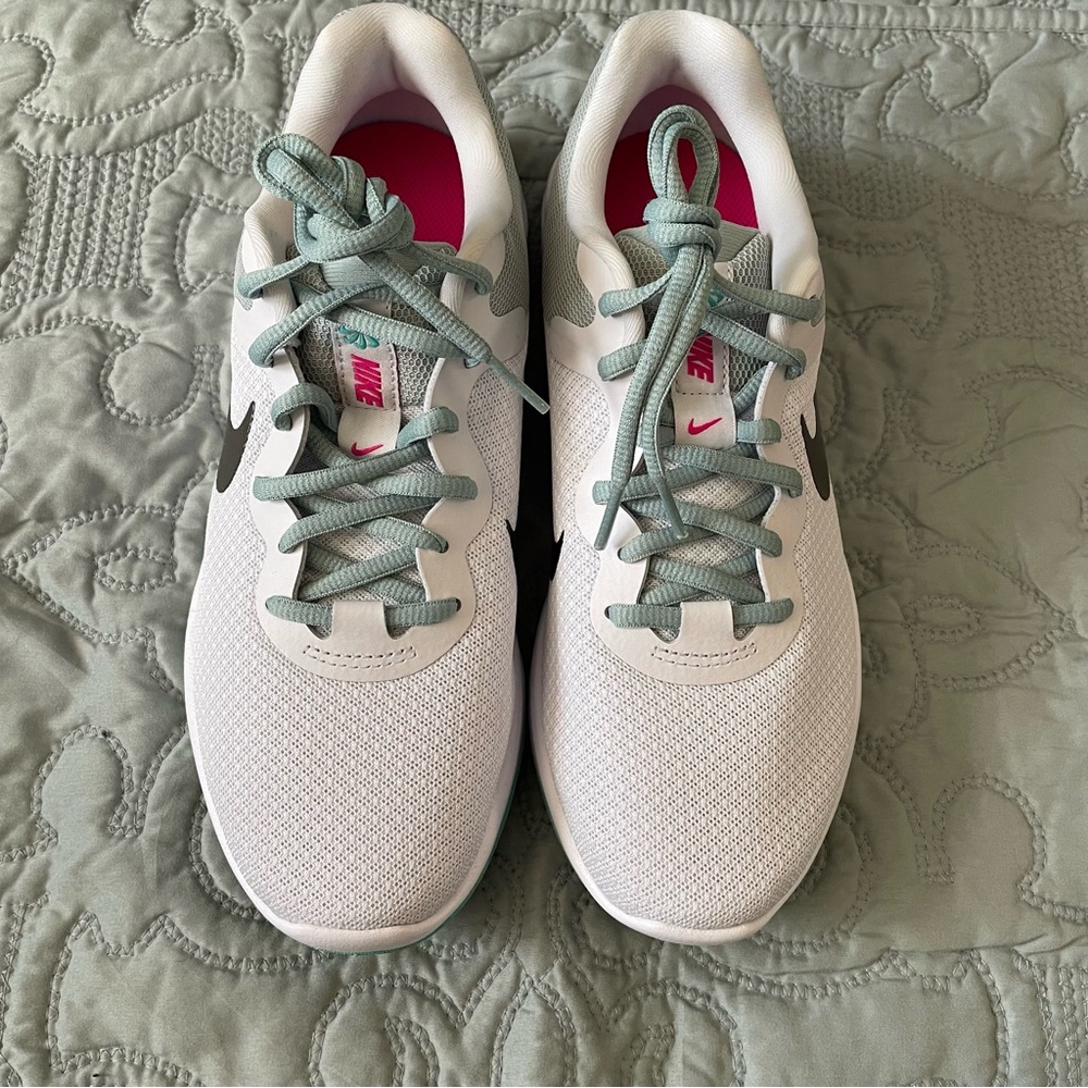 Brand New Women NIKE REVOLUTION 6 NN in Iris Whisper/Medium Ash Size 8.5 US